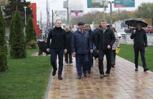 Депутаты и общественники оценили ход благоустройства территории у ЗАГСа Советского района