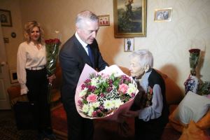 Ветеран Великой Отечественной войны Варвара Петровна Шморгун принимает поздравления со 100-летним юбилеем