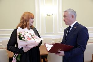 Председатель гордумы Владлен Колесников поздравил Наталию Бутусову с юбилеем