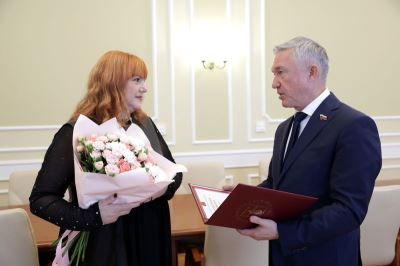 Председатель гордумы Владлен Колесников поздравил Наталию Бутусову с юбилеем
