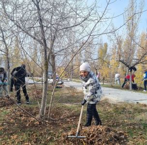 Депутаты гордумы принимают участие в осенних субботниках