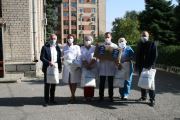 27 августа партию средств индивидуальной защиты медикам ВОКБ № 3 передали председатель гордумы Владлен Колесников и руководитель регионального исполкома партии «Единая Россия» Александр Чечуров.