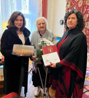 Ветеран Евгения Афанасьевна Щербатова принимает поздравления с 95-летием