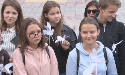 В Международный День мира в Волгограде запустили в небо белых голубей