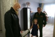29 декабря председатель комитета по бюджету и налогам гордумы Алексей Зверев передал подарок от Деда Мороза 6-летней жительнице Ворошиловского района Вике Панфиловой.