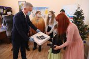 30 декабря исполнились желания детей с ослабленным зрением, проживающих в Краснооктябрьском районе. Подарки от Деда Мороза ребятам вручили депутаты - председатель гордумы Владлен Колесников и заместитель председателя комитета по бюджету Руслан Морозов.