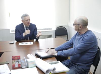 Сегодня председатель гордумы Владлен Колесников провел ежемесячный прием граждан