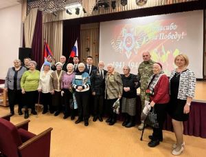 В Волгограде продолжают вручать юбилейные медали ветеранам 