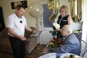 Дитя Сталинграда Геннадий Затулкин принимает поздравления с 90-летием