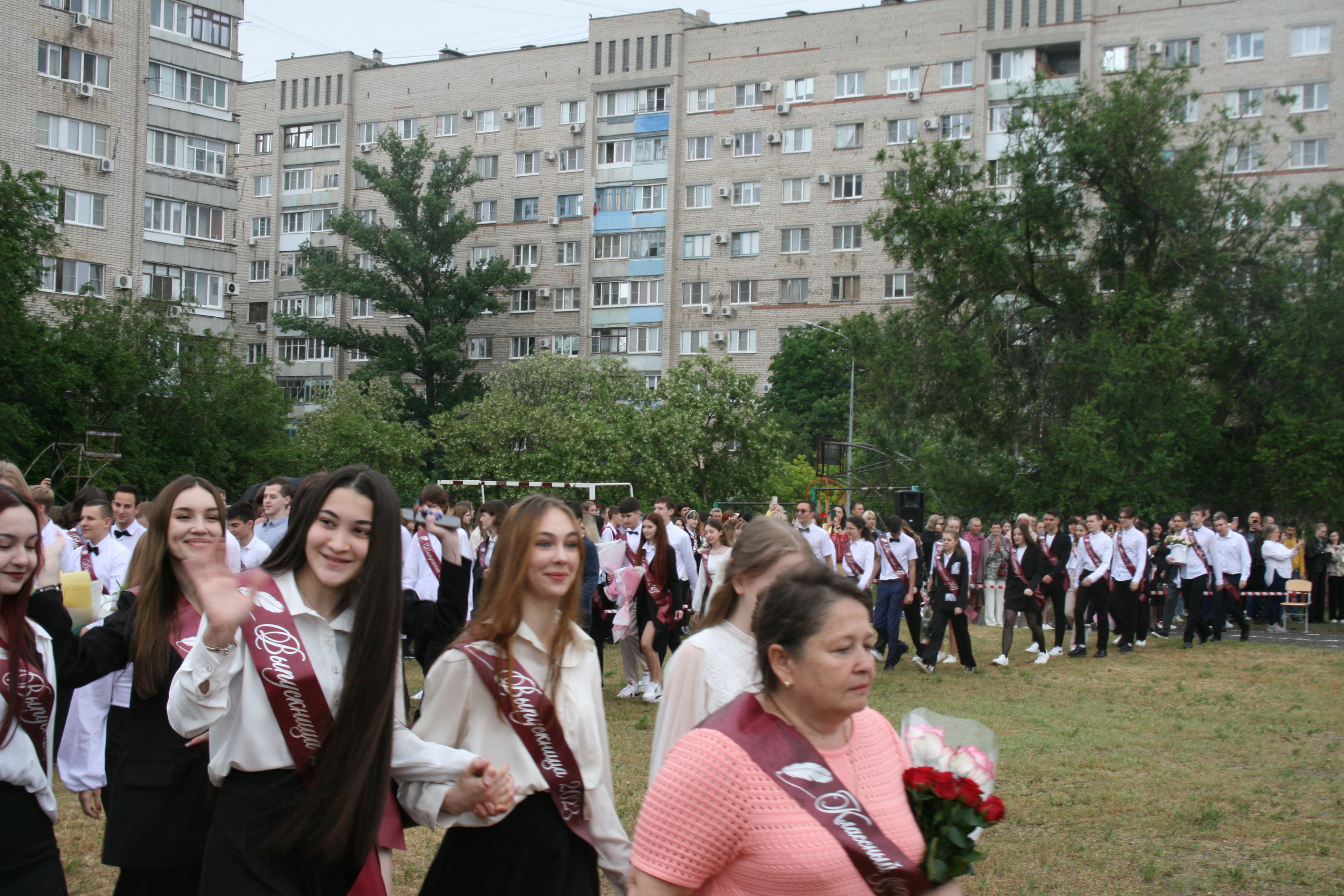 Волгоградские выпускники прощаются со школой | 23.05.2023 | Волгоград -  БезФормата