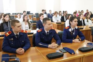 Депутаты рассказали старшеклассникам о своей работе и обсудили вопросы развития города
