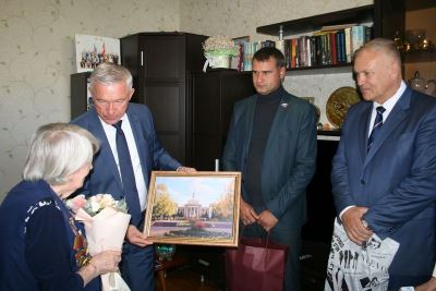 Подарок от жителей Луганска передал легендарной защитнице Сталинграда председатель гордумы Владлен Колесников