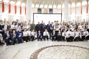 Владлен Колесников вручил паспорта школьникам Волгограда 