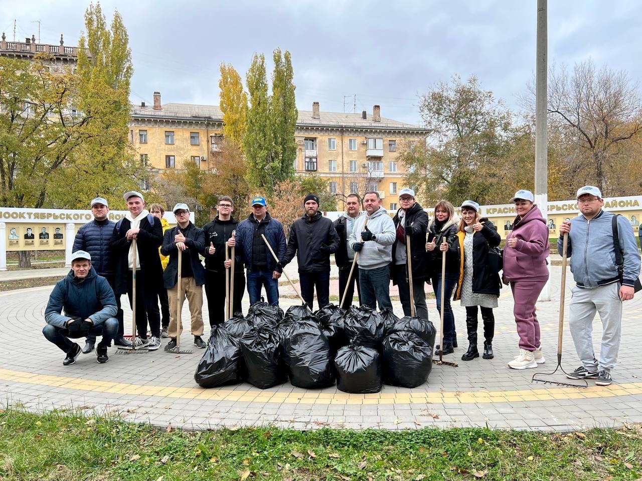 Депутаты гордумы принимают участие в осенних субботниках | 07.11.2023 |  Волгоград - БезФормата