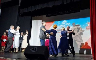 Встреча поколений под звуки вальса и песни Победы