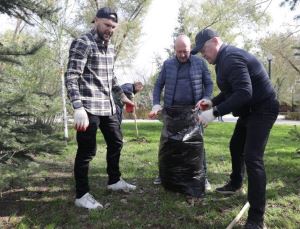 Депутаты и сотрудники гордумы присоединились к общегородскому субботнику