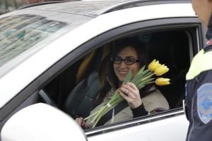 «Цветочный патруль»: депутаты и Госавтоинспекция поздравляют автоледи Волгограда с наступающим 8 Марта