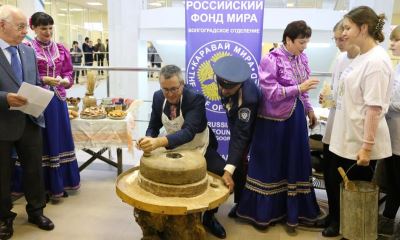 Участники Международного форума смололи муку для «Каравая мира»