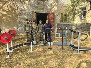 Депутаты гордумы передали спортоборудование для военнослужащих 20-й бригады