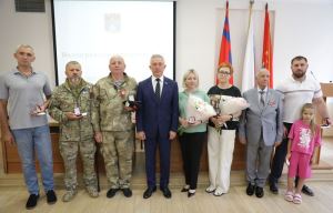 Участникам СВО, медику и волонтеру вручены высшие муниципальные награды