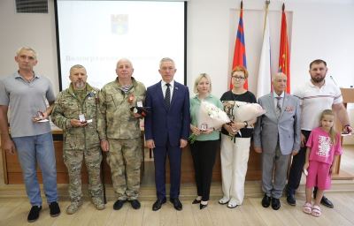Участникам СВО, медику и волонтеру вручены высшие муниципальные награды