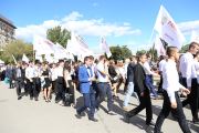 Колонна студентов, одетых в яркие футболки с символикой своих учебных заведений и с флагами в руках прошла от площади Павших борцов до Нижней террасы Центральной набережной.