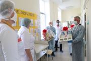 1 июня председатель гордумы Владлен Колесников и депутат по округу Руслан Морозов передали детское питание, средства гигиены и специальный перевязочный материал для самых маленьких пациентов Волгоградской клинической больницы № 5.
