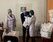 14 мая депутат городской Думы по Ворошиловскому району Алексей Зверев передал продуктовые наборы сотрудникам областной больницы №3 и поликлиники №4. Он поблагодарил медиков за самоотверженный труд в непростых условиях пандемии.