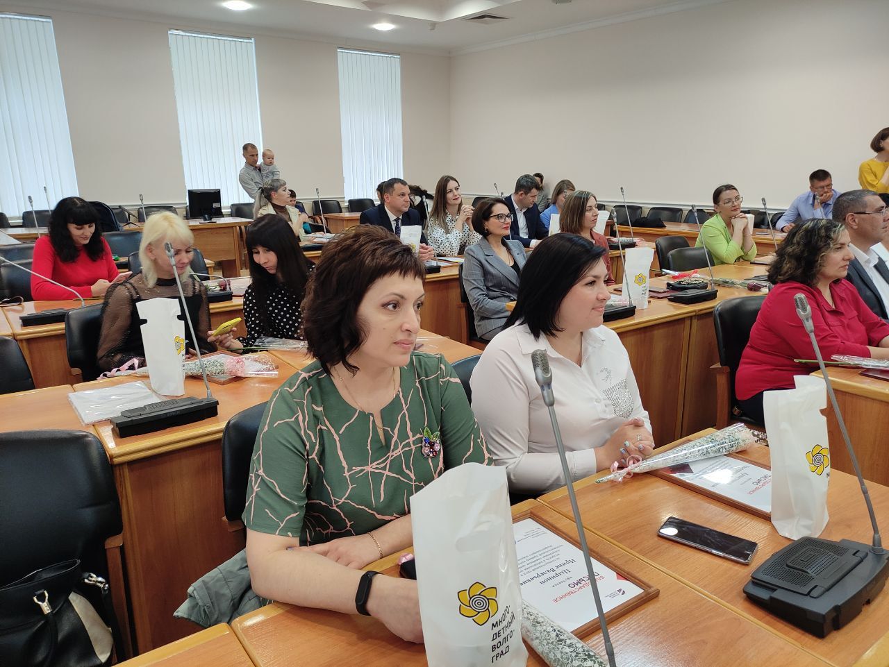 В преддверии Дня семьи в городской Думе наградили многодетные семьи | 11.05.2023 | Волгоград - БезФормата