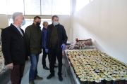 16 апреля. В преддверии православного праздника Пасхи, продуктовые наборы для волгоградцев, оказавшихся в сложной жизненной ситуации, дополнили куличи.