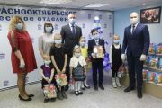 23 декабря председатель Волгоградской городской Думы Владлен Колесников и депутат гордумы Руслан Морозов вручили новогодние подарки юным жителям Краснооктябрьского и Тракторозаводского районов.