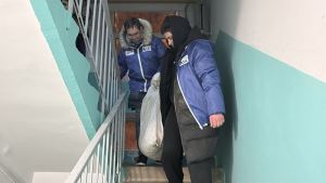 Активисты и власти помогают жителям пострадавшего от террористической атаки дома