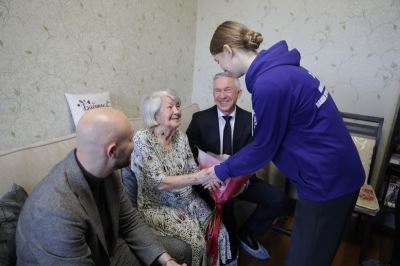 Депутаты поздравили участницу Сталинградской битвы 