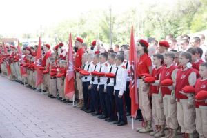 В преддверии 80-летия Великой Победы в Волгограде более 500 детей и подростков пополнили ряды «ЮНАРМИИ»