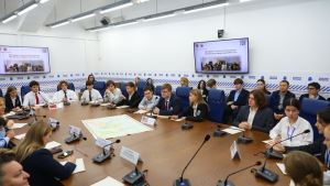 В День Конституции молодые волгоградцы приобщились к истории