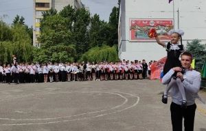 Депутаты гордумы поздравили выпускников с завершением школьного пути